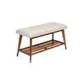 Moderne houten bank met stoffen zitting en opbergplank.